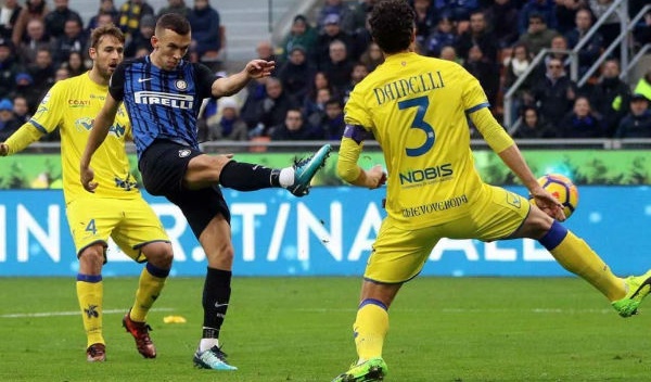 Sergio Pellissier rơi nước mắt vì được khán giả Inter Milan tri ân - Bóng Đá