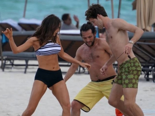 Marcos Alonso plays football on beach with stunning girlfriend Stephania - Bóng Đá