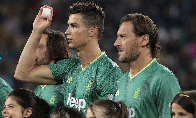 Chùm ảnh: Ronaldo suýt lập lại siêu phẩm vào lưới Buffon - Bóng Đá