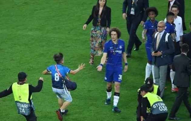 David Luiz bảo vệ cậu bé chạy xuống sân trước các nhân viên an ninh - Bóng Đá