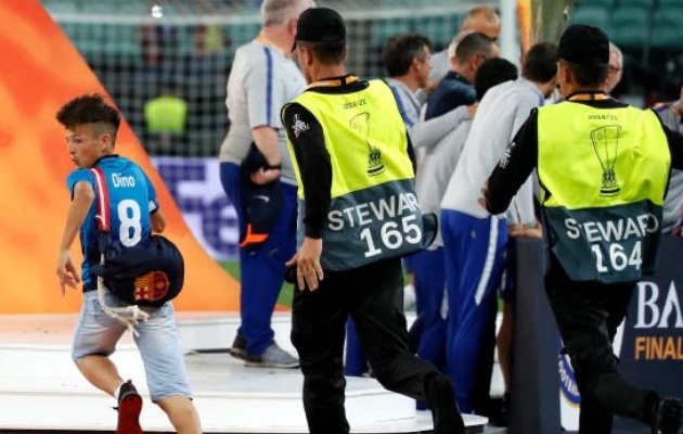 David Luiz bảo vệ cậu bé chạy xuống sân trước các nhân viên an ninh - Bóng Đá
