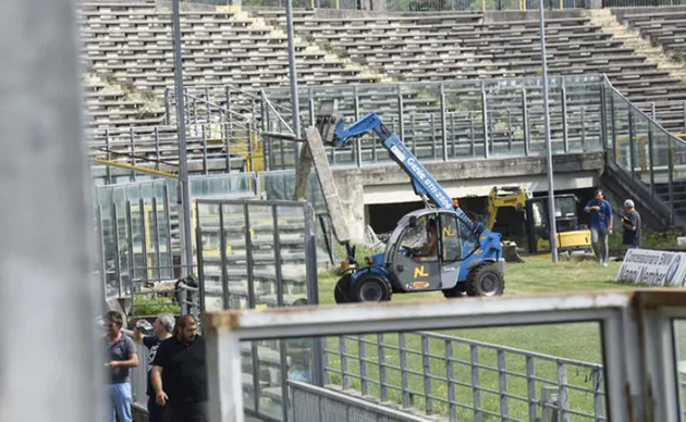 Ảnh: Brescia sửa sân trước ngày Serie A khởi tranh - Bóng Đá