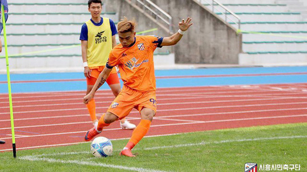 Tiền đạo Nguyễn Hữu Khôi bị giam chân của đội bóng Hàn Quốc - Bóng Đá