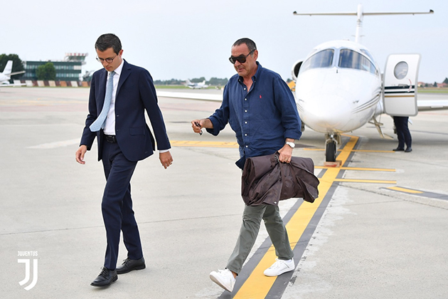 Chùm ảnh: CHÍNH THỨC đến Juventus, Sarri ăn mặc cực kỳ giản dị - Bóng Đá