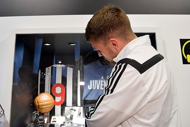 (ảnh) Aaron Ramsey trầm trồ trước kho thành tích vĩ đại của Juventus - Bóng Đá