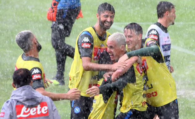 Sao Napoli hóa 'trẻ con', hồn nhiên tắm mưa đá bóng - Bóng Đá