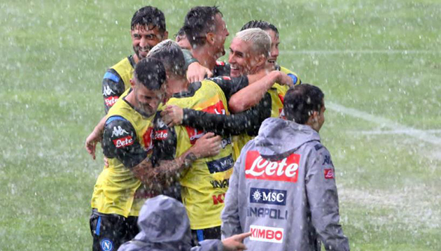 Sao Napoli hóa 'trẻ con', hồn nhiên tắm mưa đá bóng - Bóng Đá