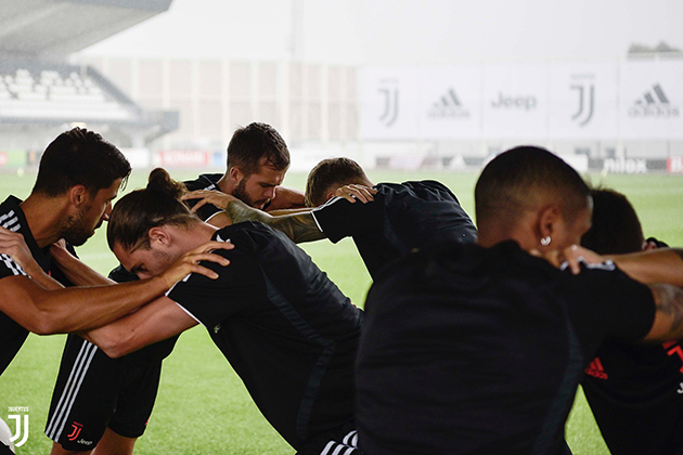 Vắng HLV Sarri, dàn sao Juventus vẫn miệt mài tập luyện - Bóng Đá
