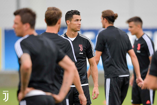 Ronaldo và đồng đội luyện công, chờ đại chiến Napoli (Ảnh) - Bóng Đá