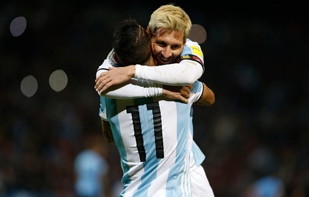 Đằng sau mái tóc của Lionel Messi