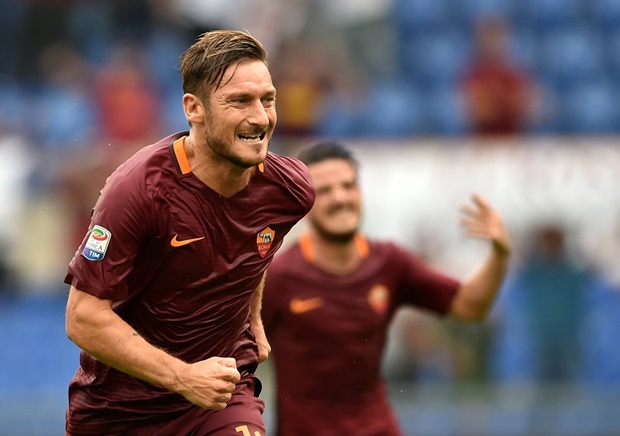 Totti lập công, Roma lội ngược dòng ngoạn mục trong trận mưa tầm tã