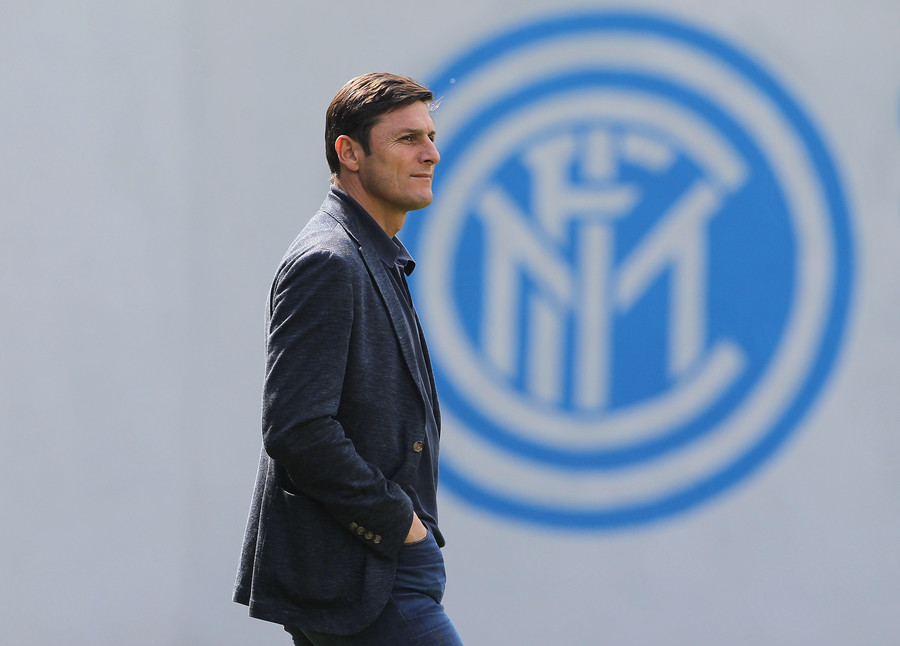 Phó chủ tịch Javier Zanetti thị sát buổi tập luyện của Inter trước derby Milan