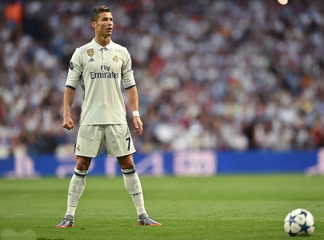 Con trai Ronaldo ghi bàn y hệt bố - Bóng Đá