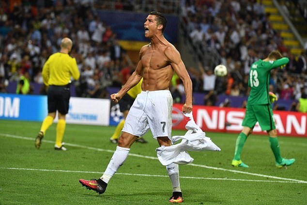 Con trai Ronaldo ghi bàn y hệt bố - Bóng Đá