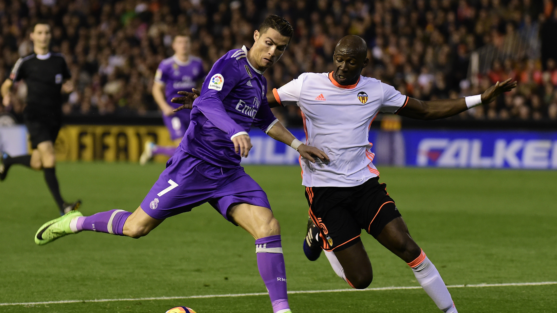 Trước vòng 35 La Liga: Kền kền phục hận; Barca trước hiểm họa derby Catalunya