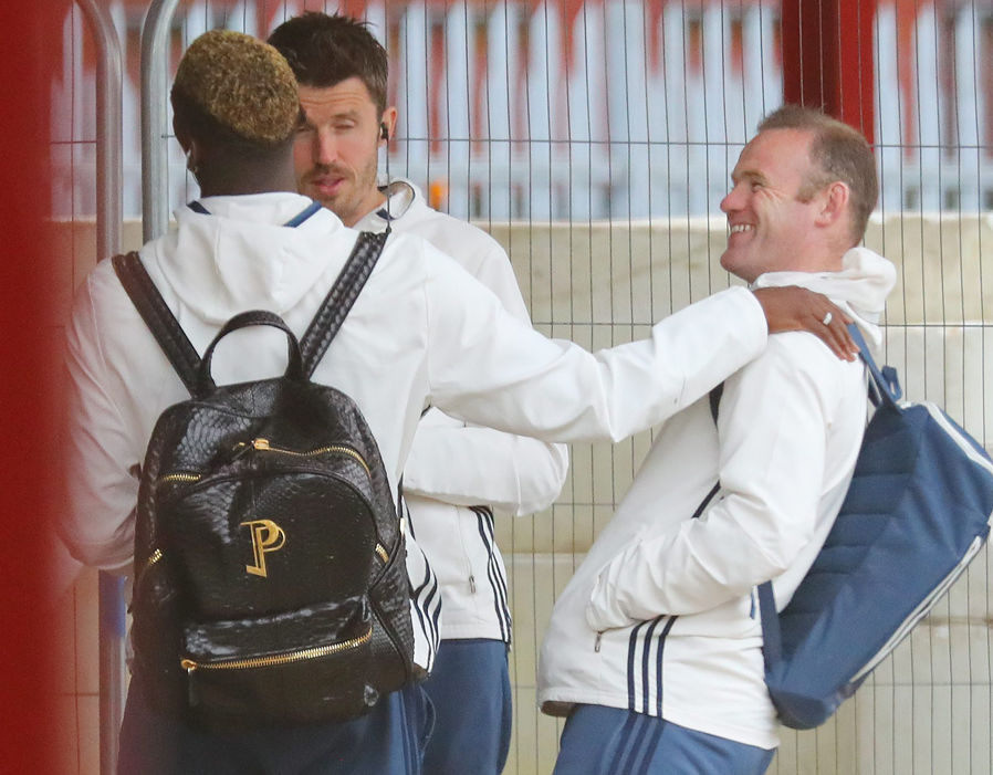 Ảnh bài viết Thầy trò Mourinho hành quân đến London