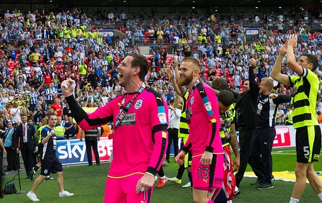 Huddersfield ăn mừng - Bóng Đá