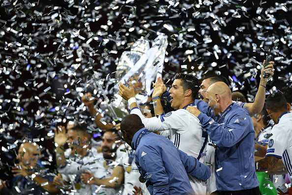 Nhìn lại một năm 'ngập' danh hiệu của Ronaldo