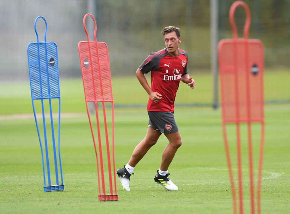 Arsenal tập luyện trên sân - Bóng Đá