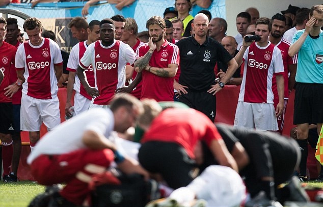 Tiền vệ Ajax đột quỵ - Bóng Đá