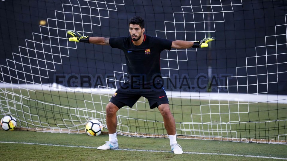 Ảnh bài viết Luis Suarez lại thử sức ở vị trí... thủ môn
