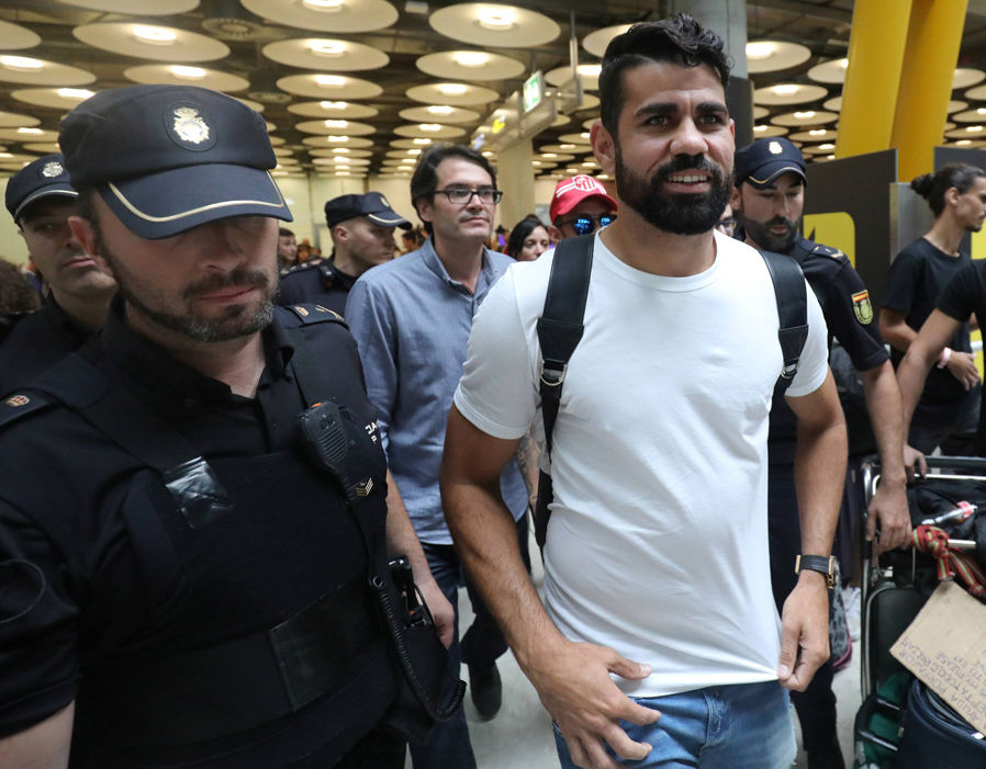 Diego Costa bị phóng viên vây ở Madrid - Bóng Đá