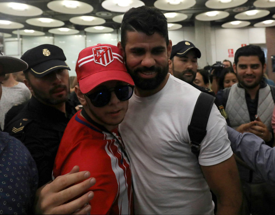 Diego Costa bị phóng viên vây ở Madrid - Bóng Đá