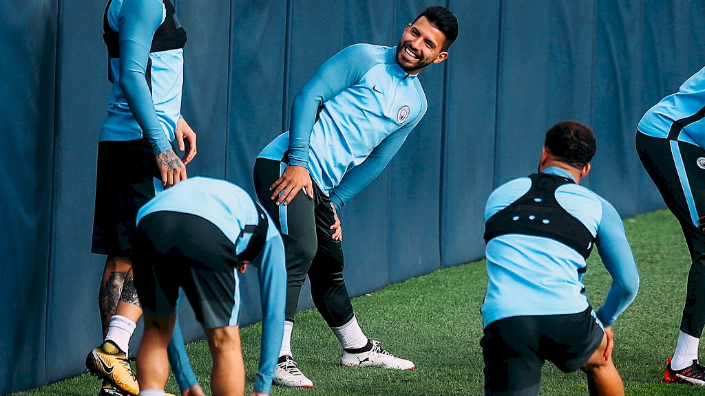 Aguero khoe vòng ba 'gợi cảm' trên sân tập