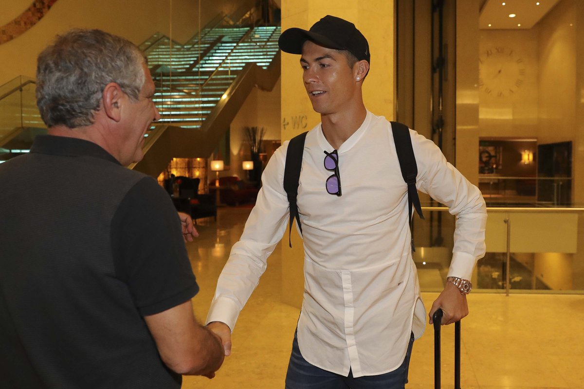 Ảnh bài viết Ronaldo diện sơ-mi trắng hội quân cùng đội tuyển Bồ Đào Nha