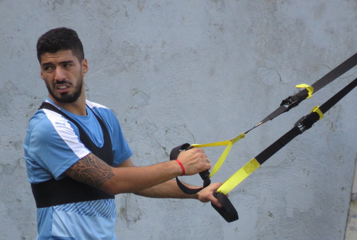 Ảnh bài viết Luis Suarez mệt mỏi trong buổi tập của Uruguay