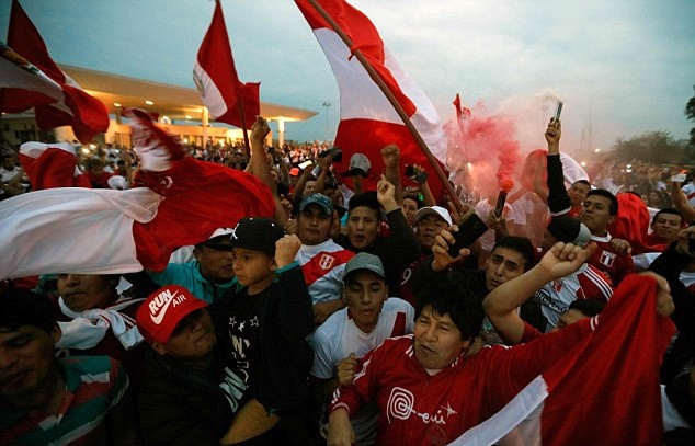CĐV Peru gây náo loạn tại Argentina - Bóng Đá