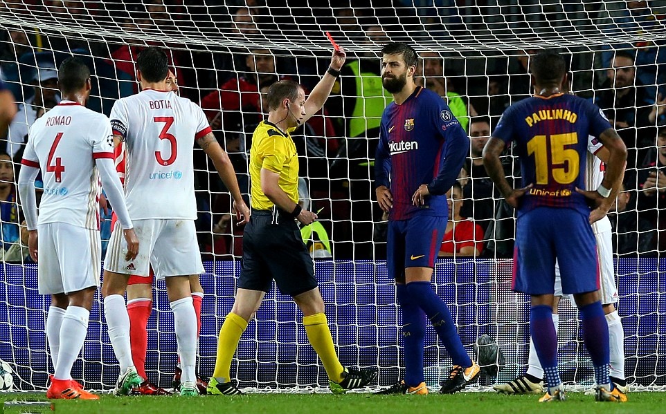 Pique nhận thẻ đỏ, Barca vẫn đại thắng trên sân nhà