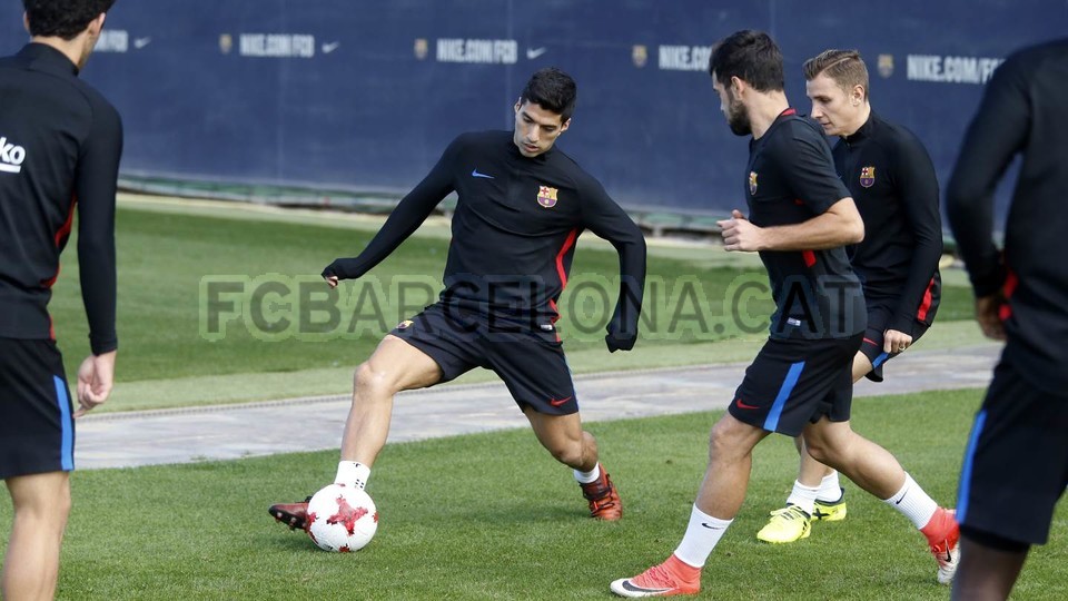 Ảnh bài viết Không thi đấu, Suarez vẫn tập luyện cùng các đàn em