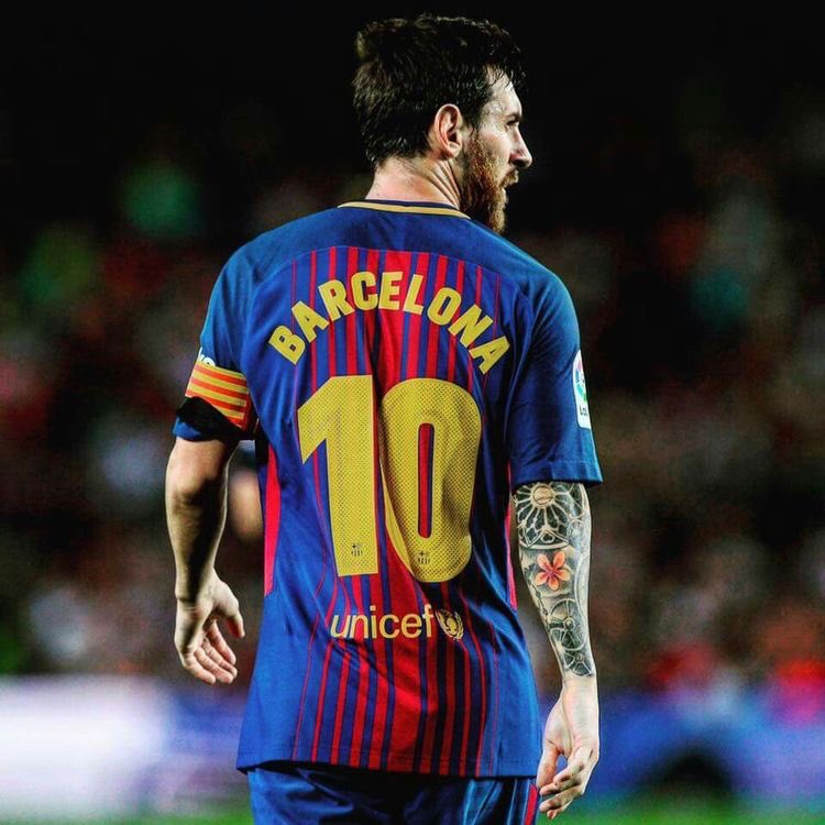 Hình ảnh Messi gia hạn hợp đồng với Barca sẽ khiến các fan hâm mộ cảm thấy phấn khích và hạnh phúc. Chắc chắn điều này sẽ mang lại sự ổn định cho đội bóng, và rất nhiều trận đấu hấp dẫn đang chờ đợi chúng ta trong tương lai.