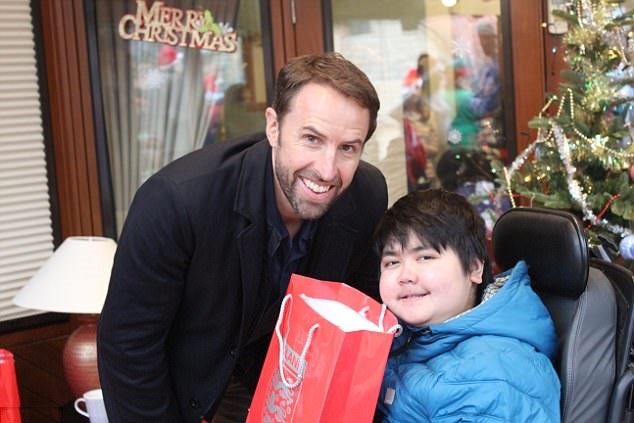 Gareth Southgate thăm trẻ em khuyết tật - Bóng Đá