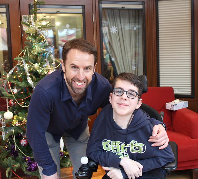 Gareth Southgate thăm trẻ em khuyết tật - Bóng Đá
