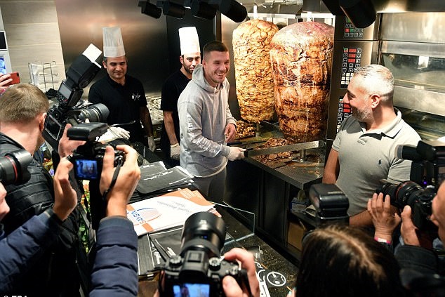 podolski mở cửa hàng thịt nướng - Bóng Đá