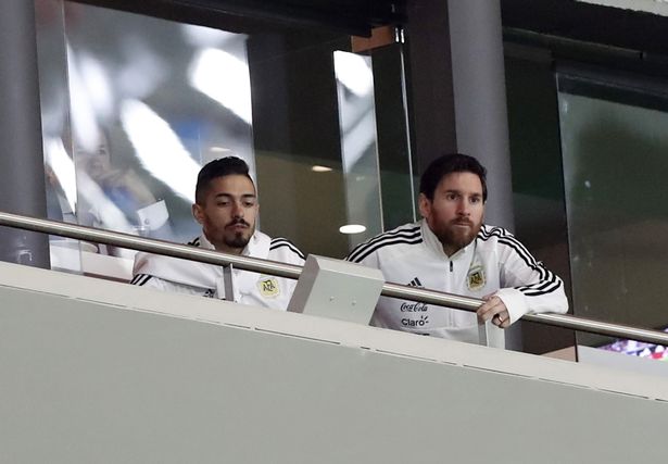 Messi bất lực nhìn đồng đội bị thảm sát - Bóng Đá