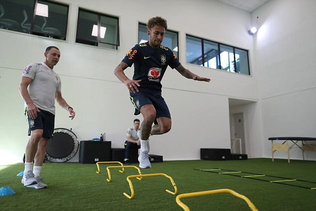 Neymar tập luyện tại trại tập trung - Bóng Đá