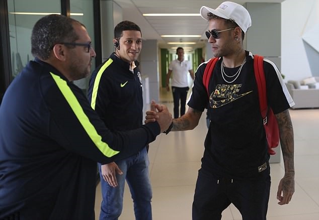 Neymar tập luyện tại trại tập trung - Bóng Đá