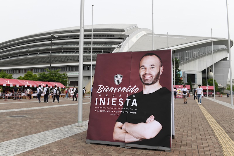 Iniesta ra mắt CĐV Vissel Kobe - Bóng Đá