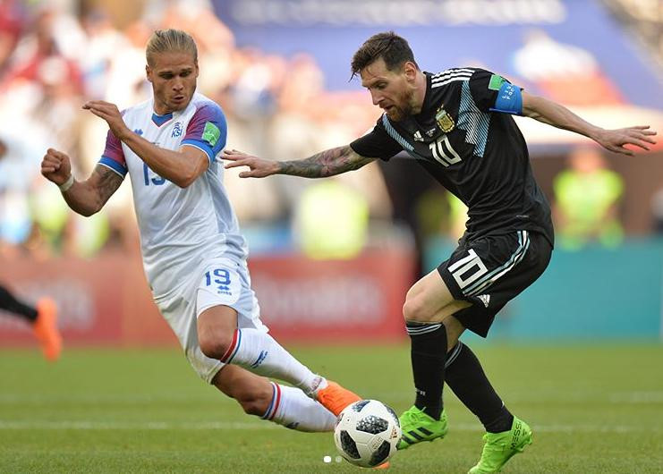 Tiền vệ kiêm người mẫu Iceland nổi tiếng sau 30 phút đối đầu Messi - Bóng Đá