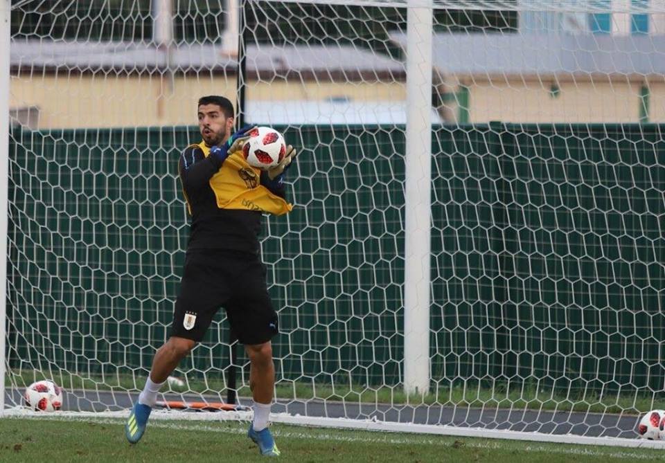 Đối đầu Ronaldo, Luis Suarez tập làm... thủ môn