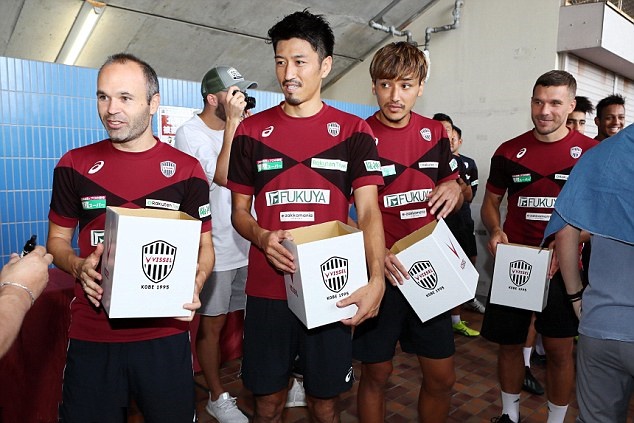 Iniesta và Podolski gây quỹ từ thiện ở Nhật - Bóng Đá