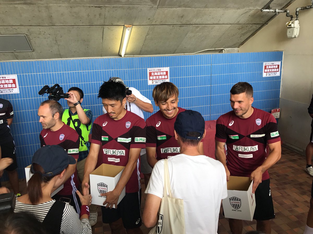 Iniesta và Podolski gây quỹ từ thiện ở Nhật - Bóng Đá