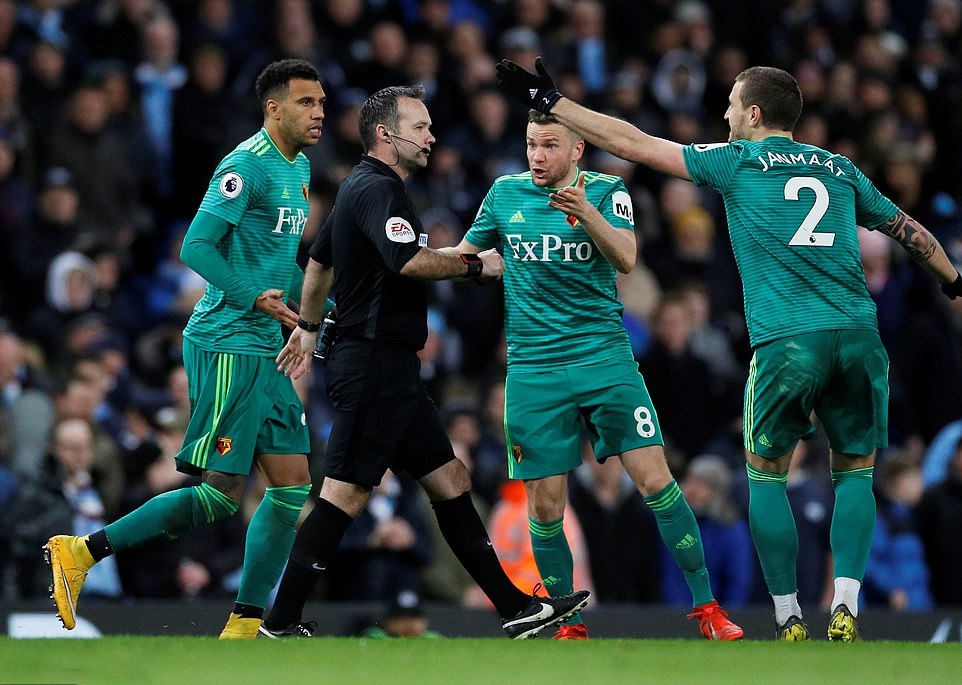 Ảnh bài viết Trọng tài công nhận 'bàn thắng ma', Man City giành thắng lợi gây tranh cãi