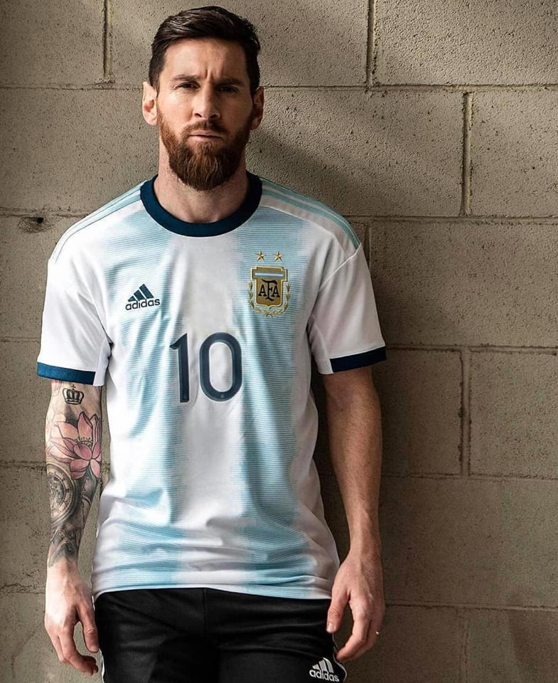 Áo đấu Argentina Messi ngầu không chỉ là một món đồ có giá trị để sưu tập, mà còn là biểu tượng cho sự nghiệp vĩ đại của cầu thủ huyền thoại này. Điểm danh ngay các fan hâm mộ Messi để khám phá chi tiết thiết kế cực chất của chiếc áo này.