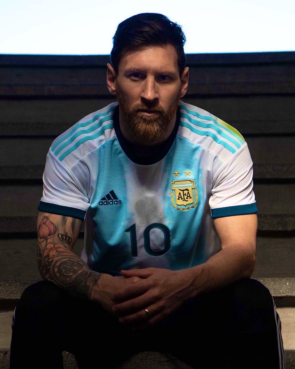 Messi ngầu: Hãy cùng chiêm ngưỡng hình ảnh Messi ngầu nhất từ trước đến nay. Đặc biệt, anh còn thể hiện kĩ năng điêu luyện trên sân cỏ, khiến người xem không thể rời mắt.