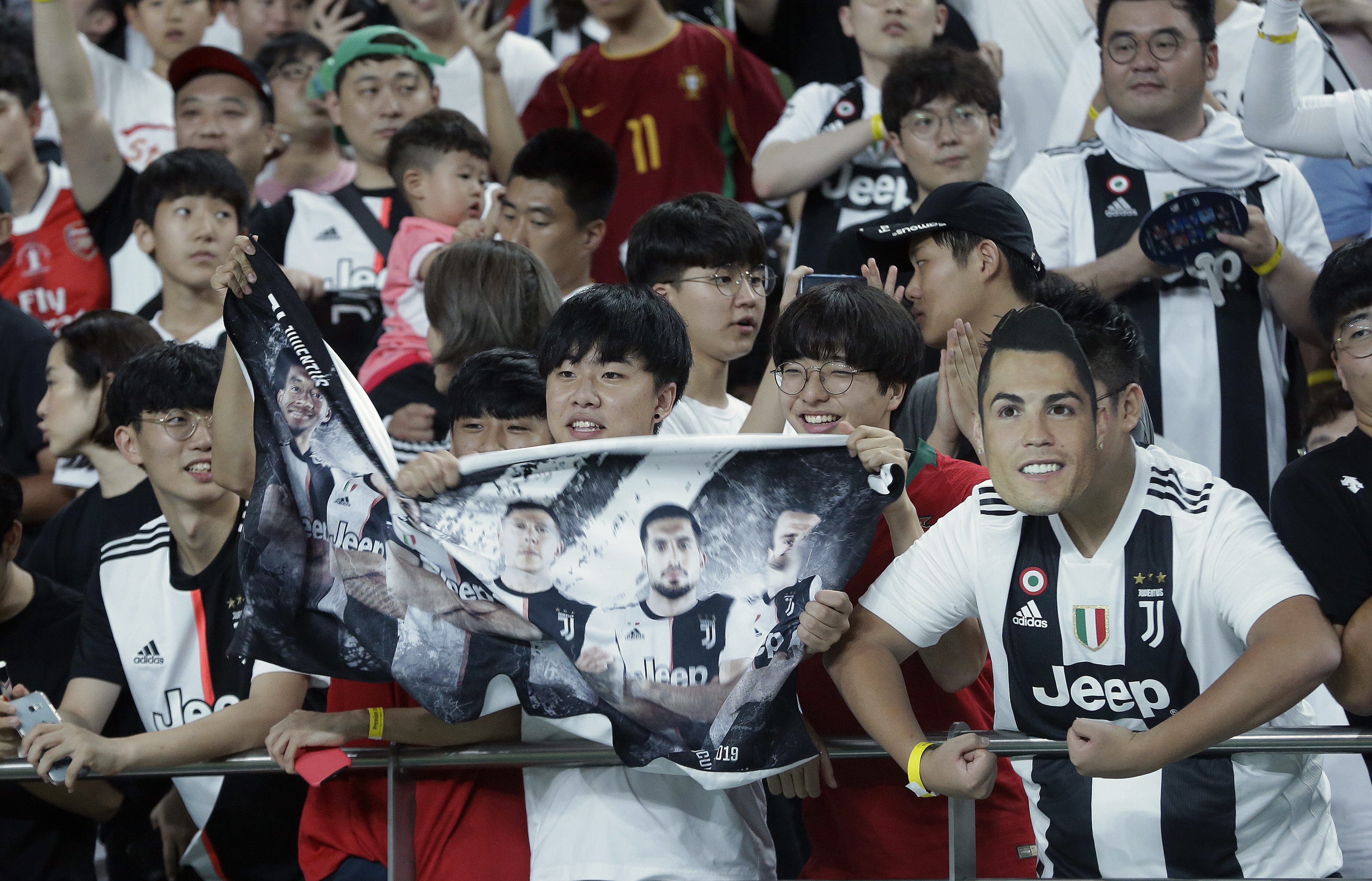CĐV Hàn Quốc yêu cầu cảnh sát điều tra Ronaldo và Juventus - Bóng Đá