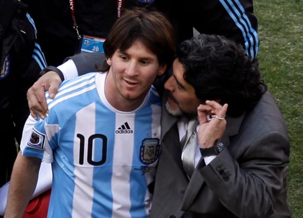 Maradona chỉ Messi đá phạt - Bóng Đá